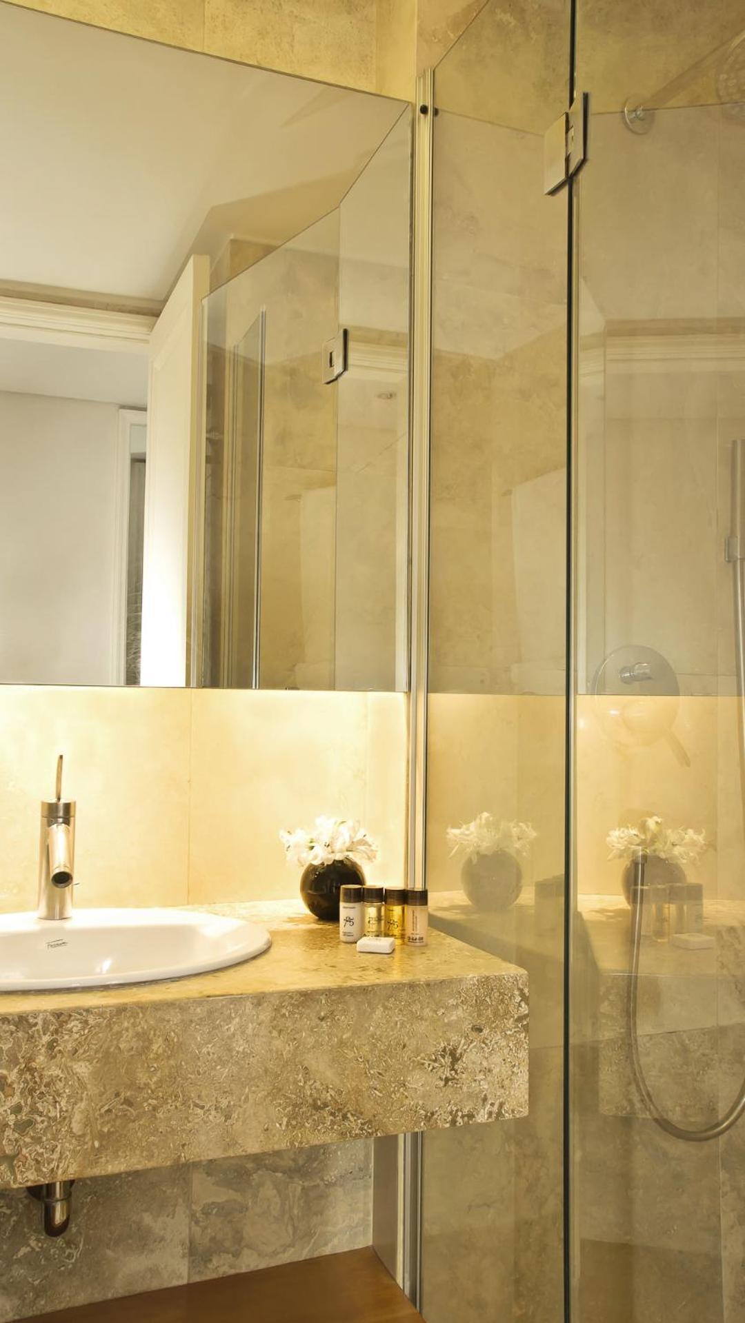 725 Continental Hotel Buenos Aires Bagian luar foto A bathroom with a shower enclosure